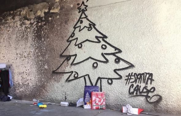 Il Christmas Tree sociale dello street artist Skid Robot