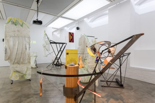 Neïl Beloufa Veduta della mostra, Institute of Contemporary Arts, Londra, 2014