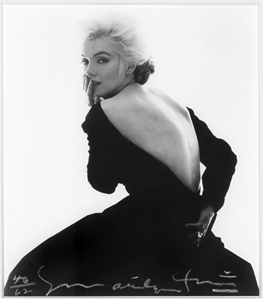 BERT STERN ( Brooklyn 1929 - New York 2013 ) Marilyn Monroe in black dress from the Last Sitting 1962 Stampa fotografica digitale ai pigmenti, stampata nel 2008. Firima dell'autore e 40/62 al recto. Opera in cornice cm 30 x 25 In asta: 17 Dicembre 2018 ore 15:00 Valutazione 700 - 1.400€