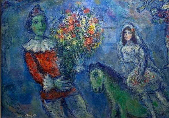 un uomo con un mazzo di fiori una creatura fantastica e una donna nel quadro di chagall