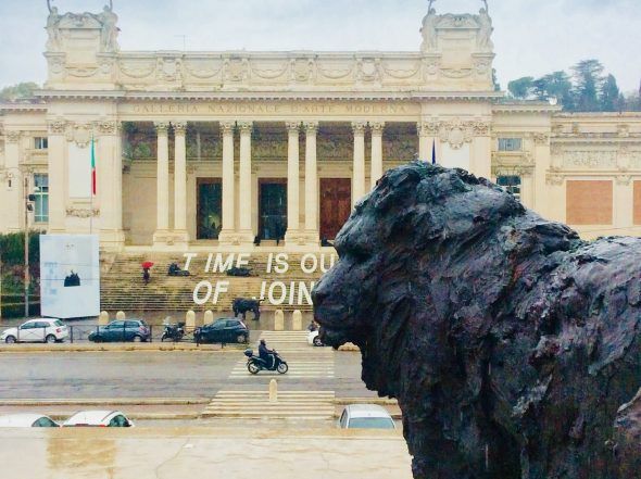 Leone di bronzo e sullo sfondo la Galleria Nazionale