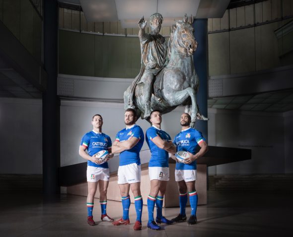  ragazzi della nazionale di rugby in posa ai musei capitolini