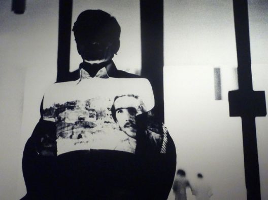 Pier Paolo Pasolini durante Intellettuale, la performance di Fabio Mauri realizzata nel 1977 presso la GAM di Bologna. Scene del film Il Vangelo secondo Matteo vengono proiettate sul suo corpo.