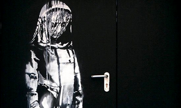 L’opera attribuita a Banksy sulla porta dell'uscita di soccorso del teatro Bataclan