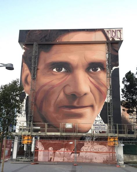 il volto di Pasolini rappreentato in un murale dallo street artist Jorit