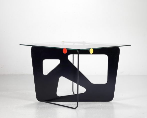 Tavolo "Santiago", disegnato da Mathieu Matégot, 1954/55, questo modello fu eseguito due volte e l'edizione non fu esaurita quando la Società Matégot chiuse nel 1962, stima € 40.000 - 60.000