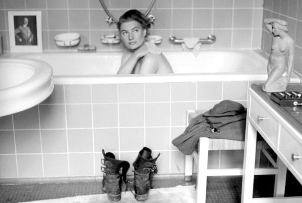 Lee Miller nella vasca da bagno di Adolf Hitler, 1945. ©Lee Miller Archives, England