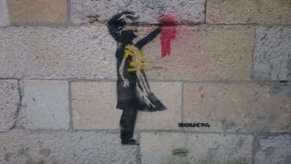 L'immagine della bambina con gilet giallo, attribuita a Banksy
