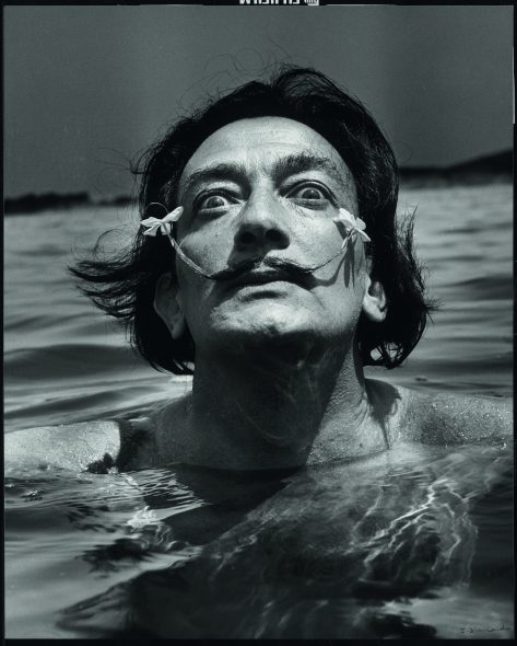 Art Faces: Salvador Dalì in versione surrealista esce dall'acqua con dei fiori sui baffi