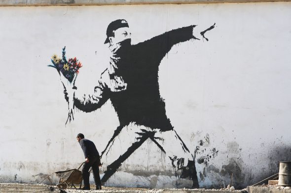 Una delle opere simbolo di Banksy