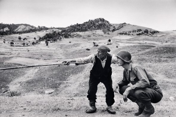 Contadino siciliano indica a un ufficiale americano la direzione presa dai tedeschi, nei pressi di Troina, Sicilia, 4-5 agosto 1943 : © Robert Capa © International Center of Photography / Magnum Photos 