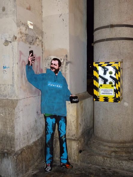 Matteo Salvini si scatta un selfie nell'opera di cartoone di Sirante