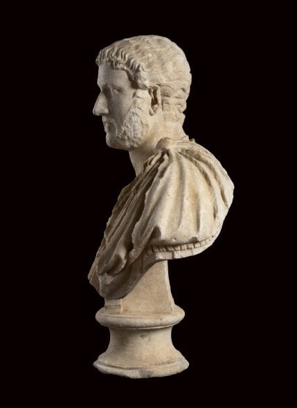 Ritratto loricato dell’imperatore Adriano 117-138 d.C. alt. 90 cm, largh. 73 cm, spessore 40 cm 180.000 / 250.000 euro