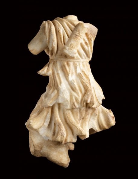 Diana cacciatrice Roma, I – III secolo d.C. alt. cm 28; alt. cm 41 (con base); largh. cm 16,5 20.000 / 40.000 euro