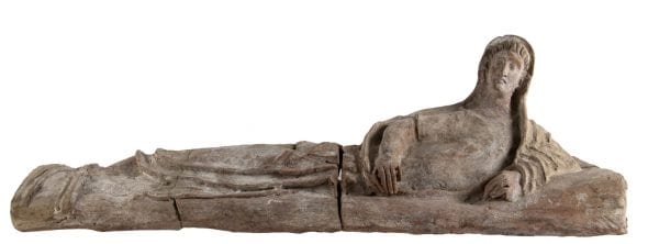 Coperchio di sarcofago fittile etrusco Tuscania, seconda metà del II secolo a.C. lungh. m 1,80; alt. cm 60 9.800 / 18.000 euro