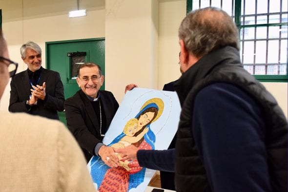 Sigismondo Strisciuglio consegna il mosaico “Madre col Bambino” all’arcivescovo di Milano, monsignor Mario Delpini.