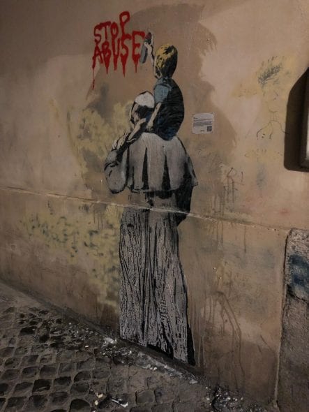 Papa Bergolio rappresentato come uno street artist chiede la fine degli abusi sui bambini