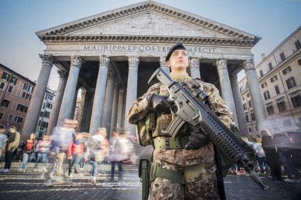 Donna dell'esercito davanti il Pantheon di Roma