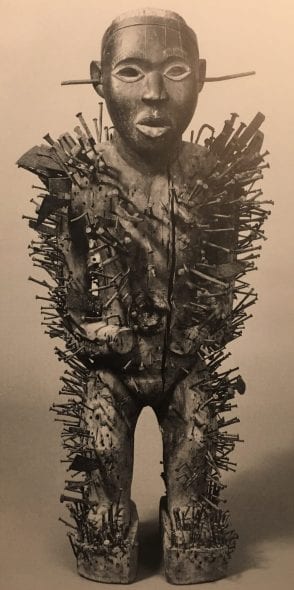 Nkisi Nkisi, Statua magica Africa. Africa Centrale. Congo, Legno, ferro e argilla, 94×44×30 cm © Zurigo, Völkerkundemuseum der Universität Zürich. Photo: Peter Nebel 