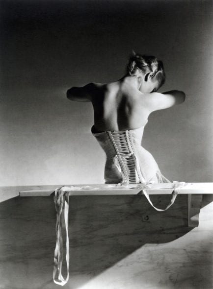 Horst P. Horst, Mainbocher corset, Paris 1939, cm 40,5x50,5. Courtesy Paci contemporary gallery (Brescia – Porto Cervo, IT)