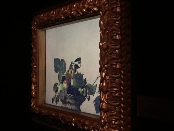 L'edizione digitale su monitor della Canestra di frutta di Caravaggio