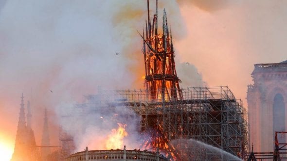 CATASTROFE Notre Dame di Parigi. Brucia la chiesa, crollano la guglia e il tetto