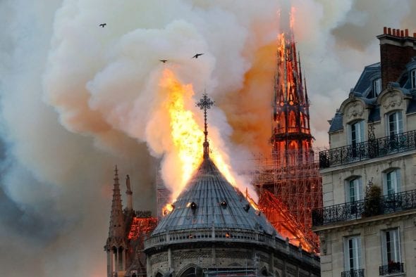 CATASTROFE Notre Dame di Parigi. Brucia la chiesa, crollano la guglia e il tetto
