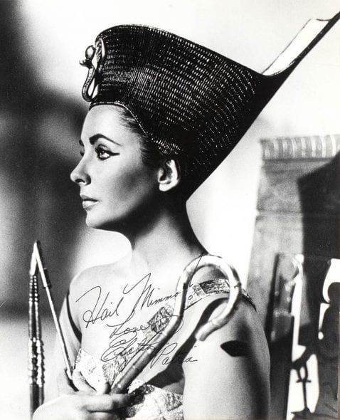 2.ELIZABETH TAYLOR Dedica e firma autografa di Liz Taylor su una foto in cui veste gli abiti Cleopatra, il personaggio interpretato nell’omonimo film girato a Cinecittà nel 1961. Collezione Mimmo Cavicchia-Taverna Flavia