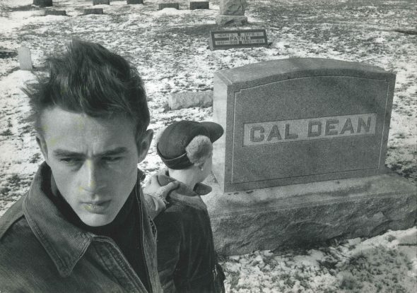 (194970) Dennis Stock James Dean près de la tombe de son grand père stampa in bianco e nero, cm 20,6x29,4 Timbro del fotografo-Magnum al retro