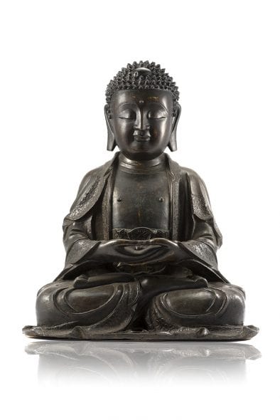Lotto 130 Scultura in bronzo raffigurante Buddha seduto. Cina, dinastia Ming (1368-1644) (h. 43 cm) Stima € 6.000-8.000