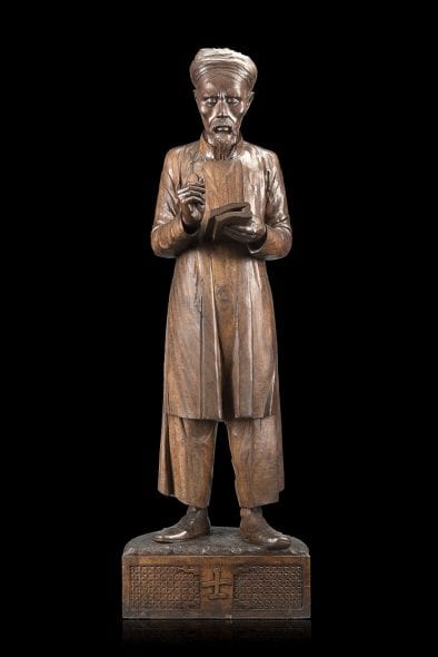 Lotti 168, 169, 170 Tre sculture in legno "Nanmu" raffiguranti un mercante, un contadino e uno studioso. Cina, fine secolo XIX - inizio secolo XX Stima a scultura € 12.000-15.000