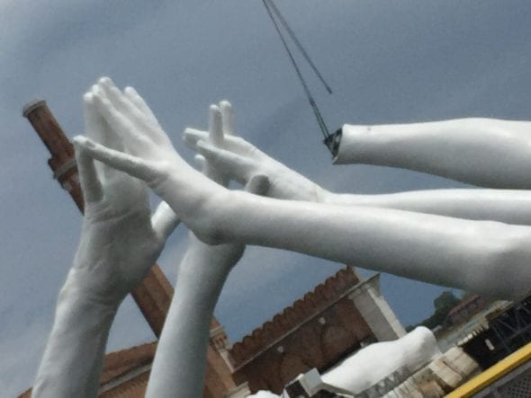 Le grandi mani di Lorenzo Quinn in allestimento nella zona dell'Arsenale di Venezia