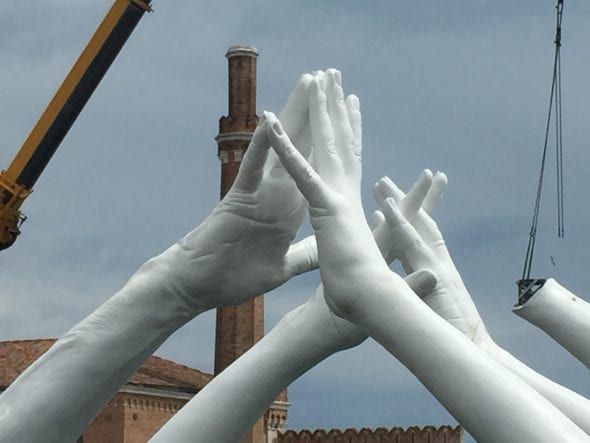 Le grandi mani di Lorenzo Quinn in allestimento nella zona dell'Arsenale di Venezia