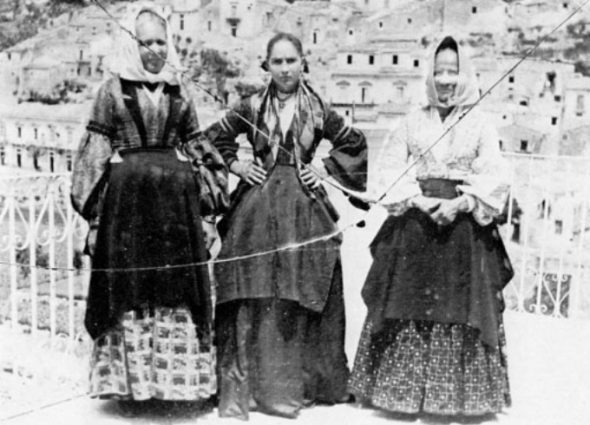 1892 tre donne di Vizzini con i costumi di Cavalleria Rusticana