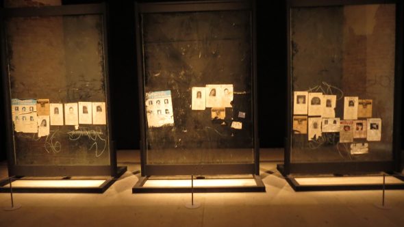 Teresa Margolles, La Búsqueda (2), 2014 intervento con frequenza sonore su tre pannelli di vetro recuperati nel centro storico di Ciudad Juárez courtesy l'Artista