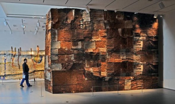arte africana contemporanea | El Anatsui, Crumbling Wall, 2000
