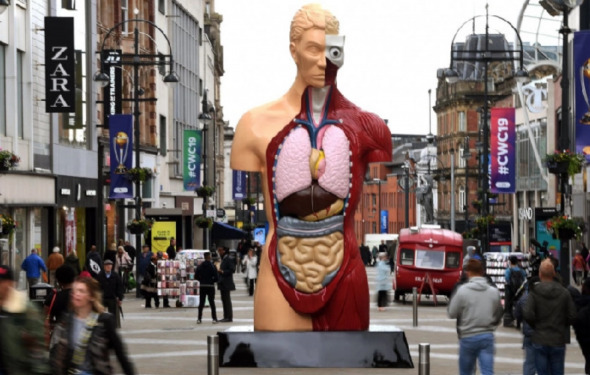 Hymn, di Damien Hirst, a Leeds