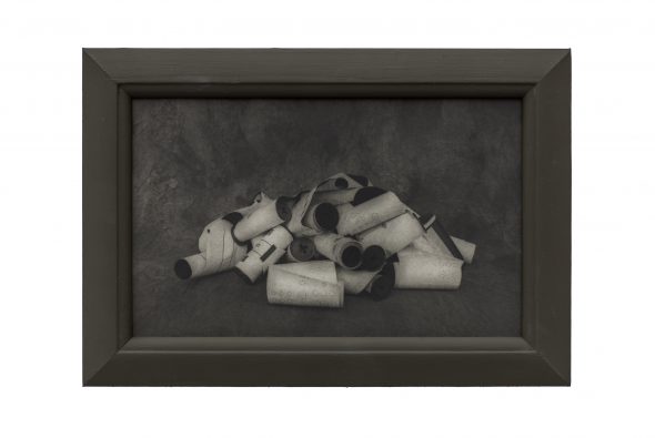 IL SILENZIO DELLE COSE, 2001 THE SILENCE OF THINGS (cm 13 x 20.5), [cm 17 x 24.5] * STAMPA ALCHEMICA AI SALI D’ARGENTO APPLICATA SU CARTONCINO, IN CORNICE ALCHEMICAL PRINT MOUNTED ON CARDBOARD, FRAMED Foto ©Luca Laureati