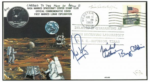 Una delle buste ufficiali che hanno visto la Luna, firmate dai tre astronauti.