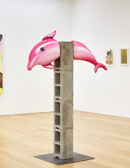 Adam Parker Smith, Fearlessly the Idiot Faces the Crowd, 2019, mixed media, 52 × 12 × 67 in., 132.1 × 30.5 × 170.2 cm. Photo: Luke Walker.
