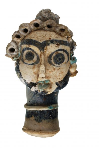 Mostre Archeologia . endente con testa femminile Pasta vitrea, alt. 6,7 cm Provenienza: Cartagine IV-III sec. a.C. Cartagine, Museo Nazionale
