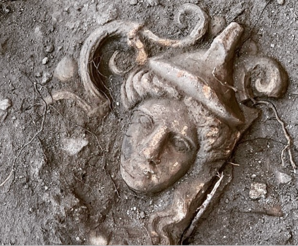statuetta con volto femminile emeresa da alcuni scavi nel Foro Triangolare di Pompei