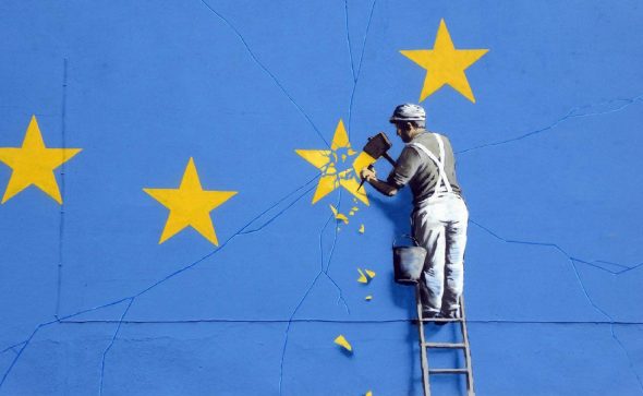 Un operaio rimuove una stella nella bandiera euroepa