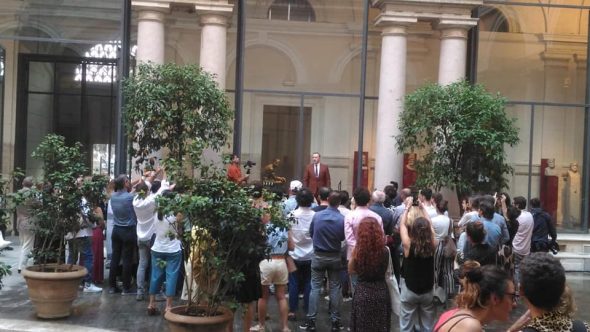 kevin Spacey recita una poesia al museo nazionale romano tra lo sguardo di alcuni curiosi