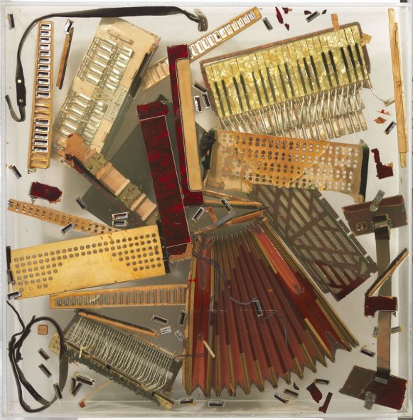 Arman, Sans titre, 1971 ca, fisarmonica frammentata nel plexiglas, cm 120x120x20