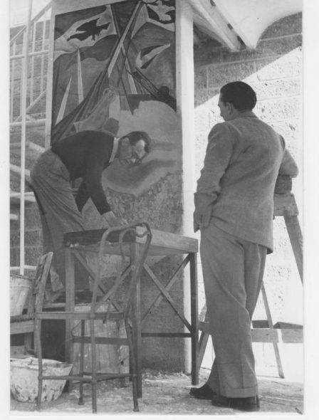 Mario Radice mentre esegue l’affresco Battaglia osservato da Ico Parisi, 1950 Casa Carcano, Maslianico (Como)