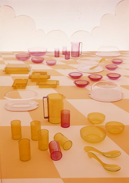 Collezione "Kartell in tavola" 5390/5391, 5500/5506, 7450, 9440/9441, PMMA e policarbonato, design di Anna Castelli Ferrieri, Centrokappa e Franco Raggi, 1976