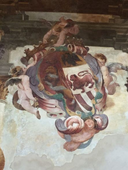 Dettaglio affresco parete Salone, stemma della famiglia Omodei