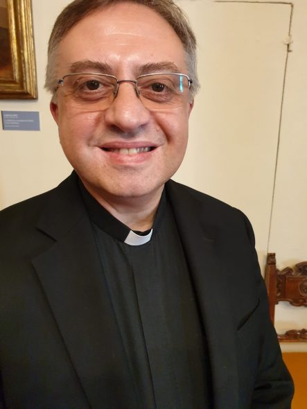 L’orionino don Francesco Mazzitelli che alle Poste Vaticane si sta occupando di filatelia.