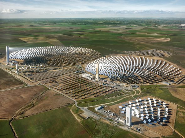 FotoIndustria 2019 Edward Burtynsky, PS10 Solar Power Plant, Seville, Spain 2013